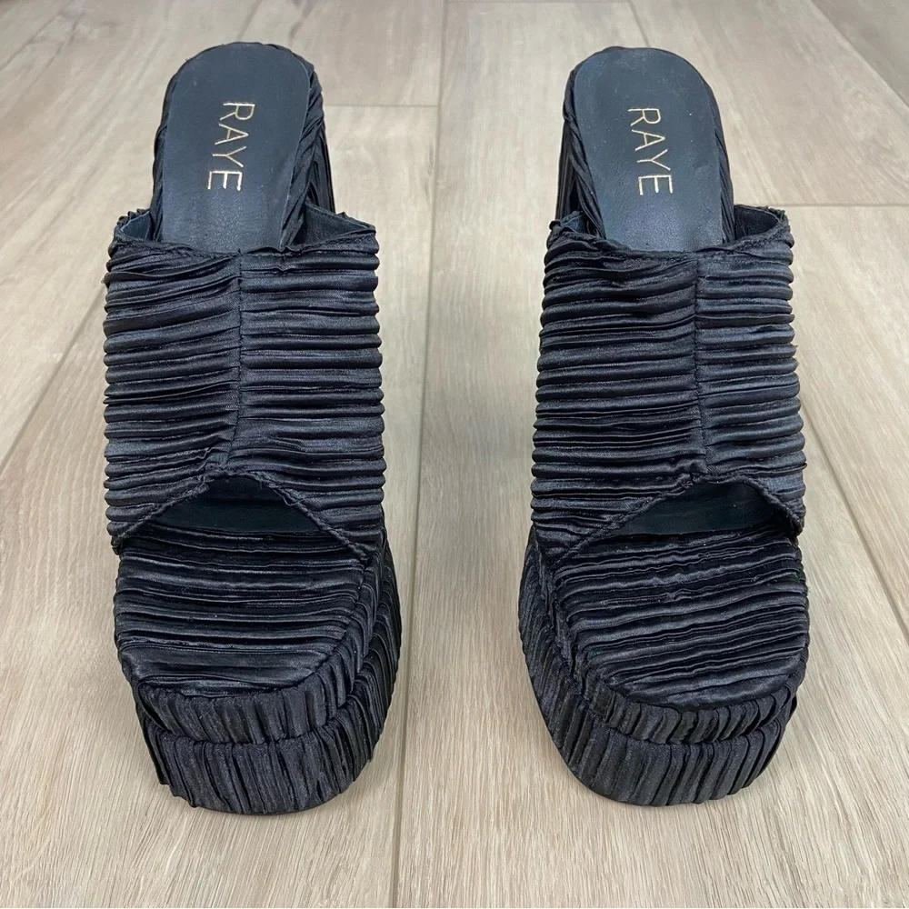 RAYE Stand Platform in Black Size 8